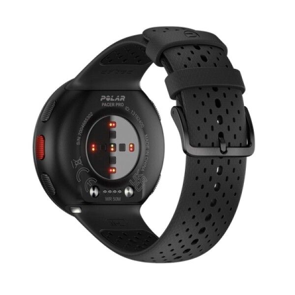 Rückseite der schwarzen Polar Pacer Pro Smartwatch. Sensoren, Ladekontakte und Produktinformationen.
