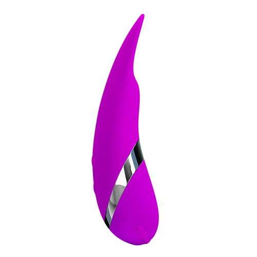 Lila Vibrator mit geschwungener Form und spitzem Ende. Silberfarbenes Detail. Auf weißem Hintergrund.