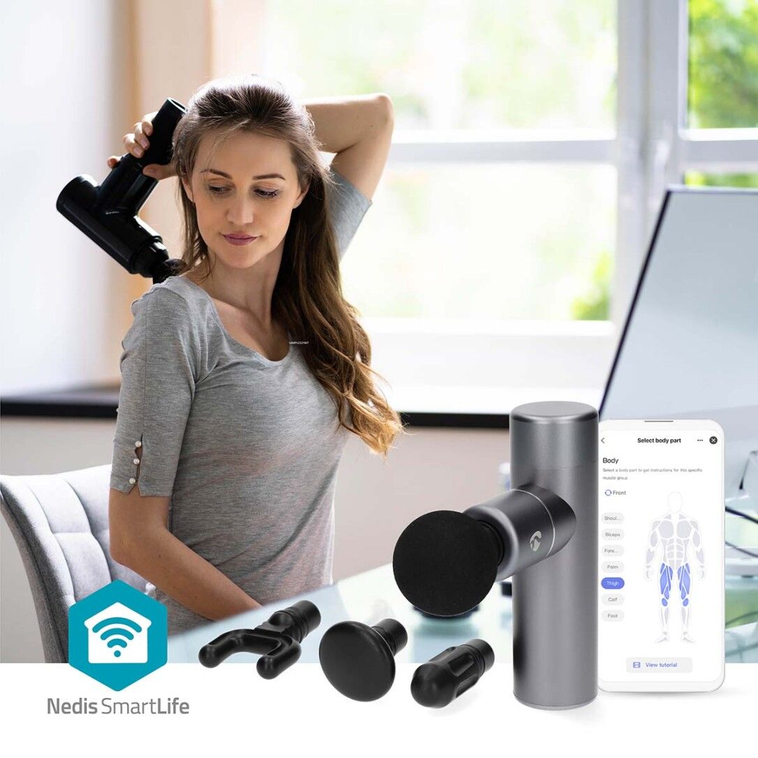 Frau benutzt Massagepistole am Nacken. Neben ihr: Massagepistole, Aufsätze, Smartphone mit App. Nedis SmartLife Logo.