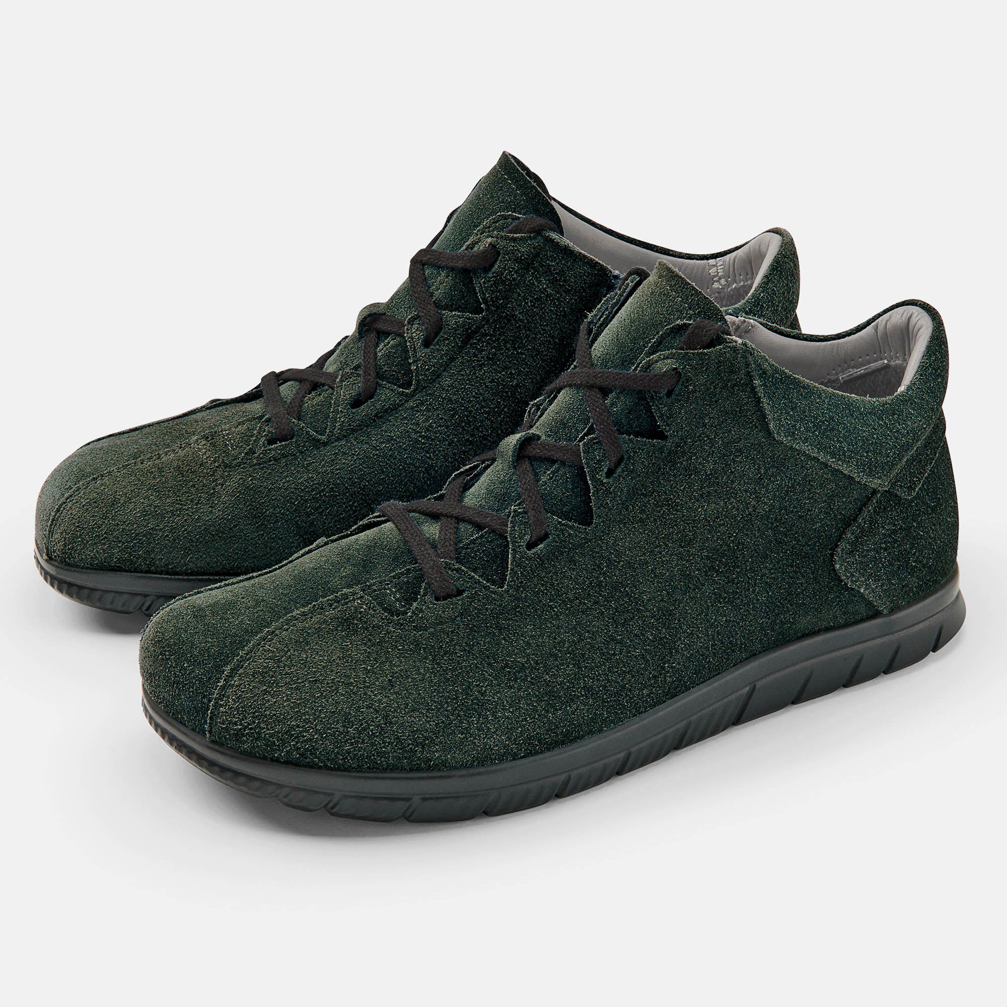 Zwei grüne Stiefeletten mit Schnürsenkeln. Schwarze Sohlen. Wildleder-Optik. Breiter Schnitt.