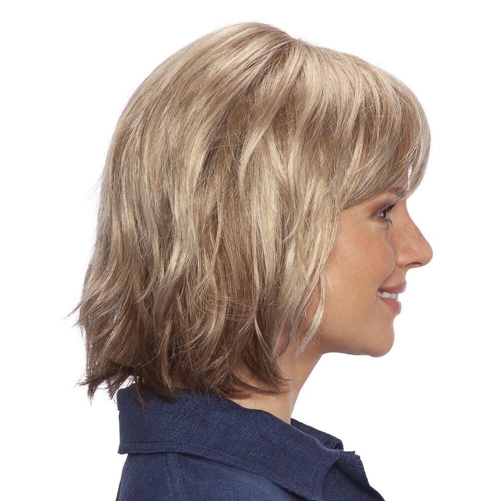 Perücke Pippa von trendhair. Blondes Haar mit Pony, schulterlang. Seitenansicht einer Frau mit Perücke.