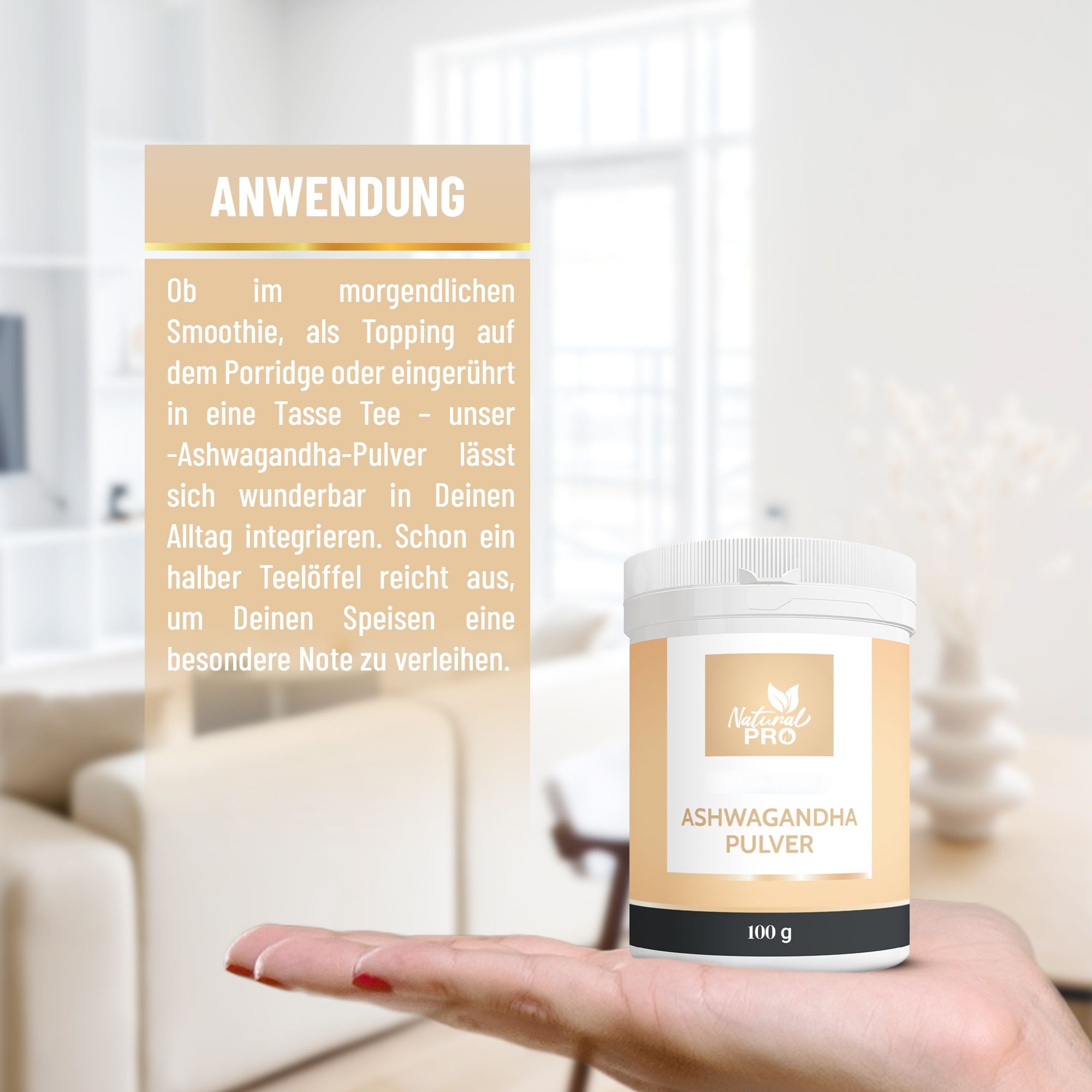 Eine Hand hält eine Dose Ashwagandha Pulver. Text: Anwendung. Hintergrund: Wohnzimmer.