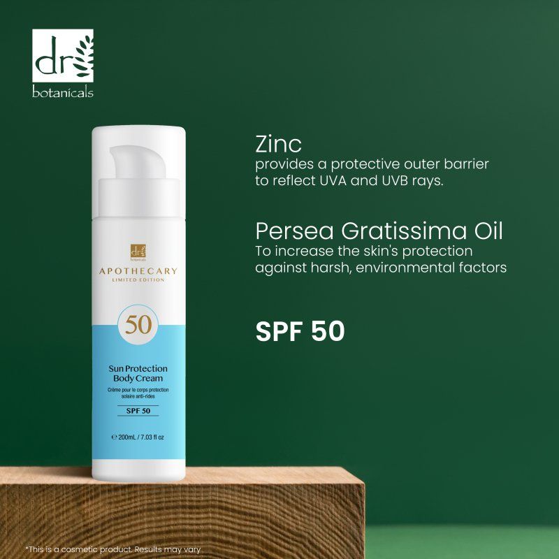 Körpercreme mit SPF 50. Weiße Flasche mit blauem Etikett. Text über Inhaltsstoffe und SPF 50.