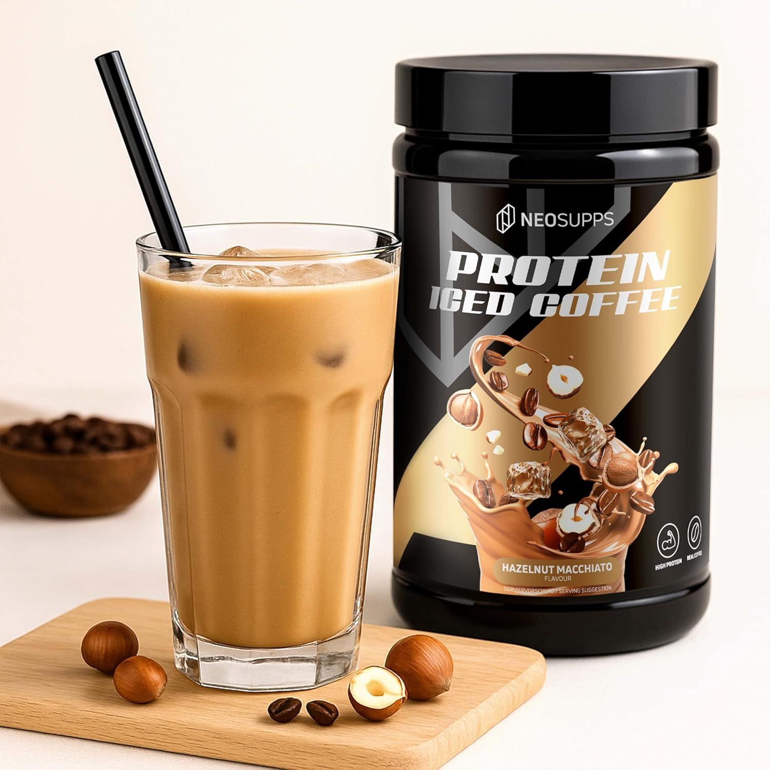 Schwarze Dose Protein Iced Coffee neben Glas Eiskaffee. Haselnüsse und Kaffeebohnen auf Holzbrett. Hazelnut Macchiato.