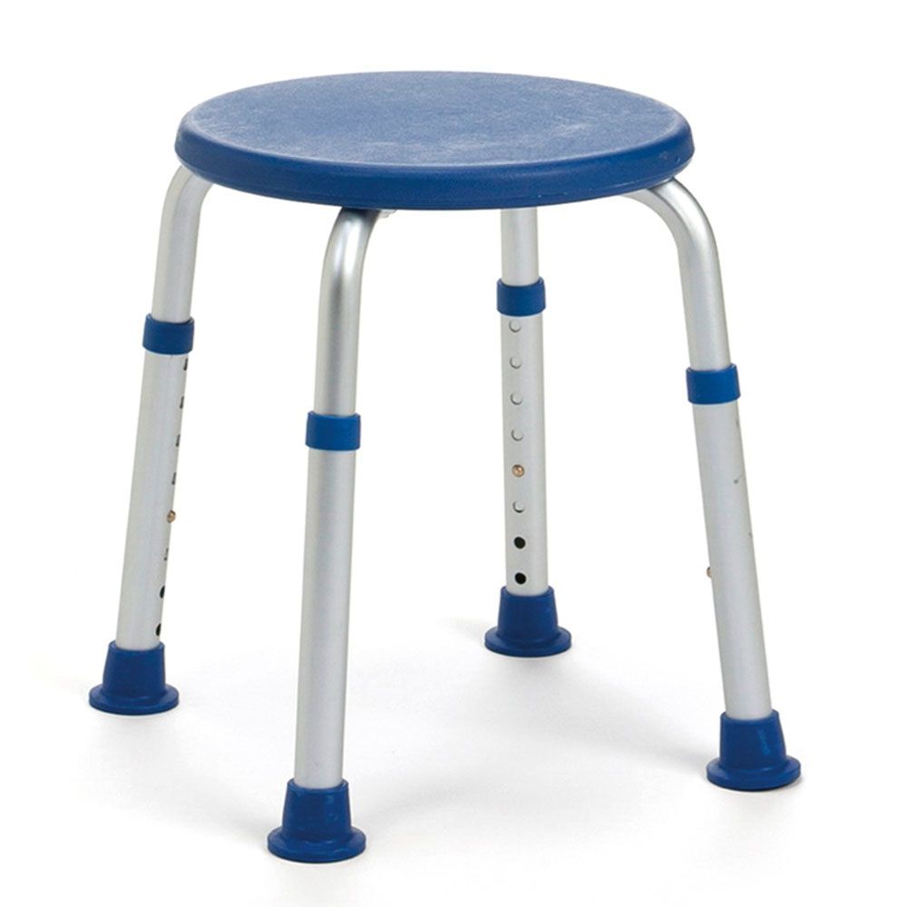 Ein höhenverstellbarer Duschhocker mit blauem Sitz und silbernen Beinen.