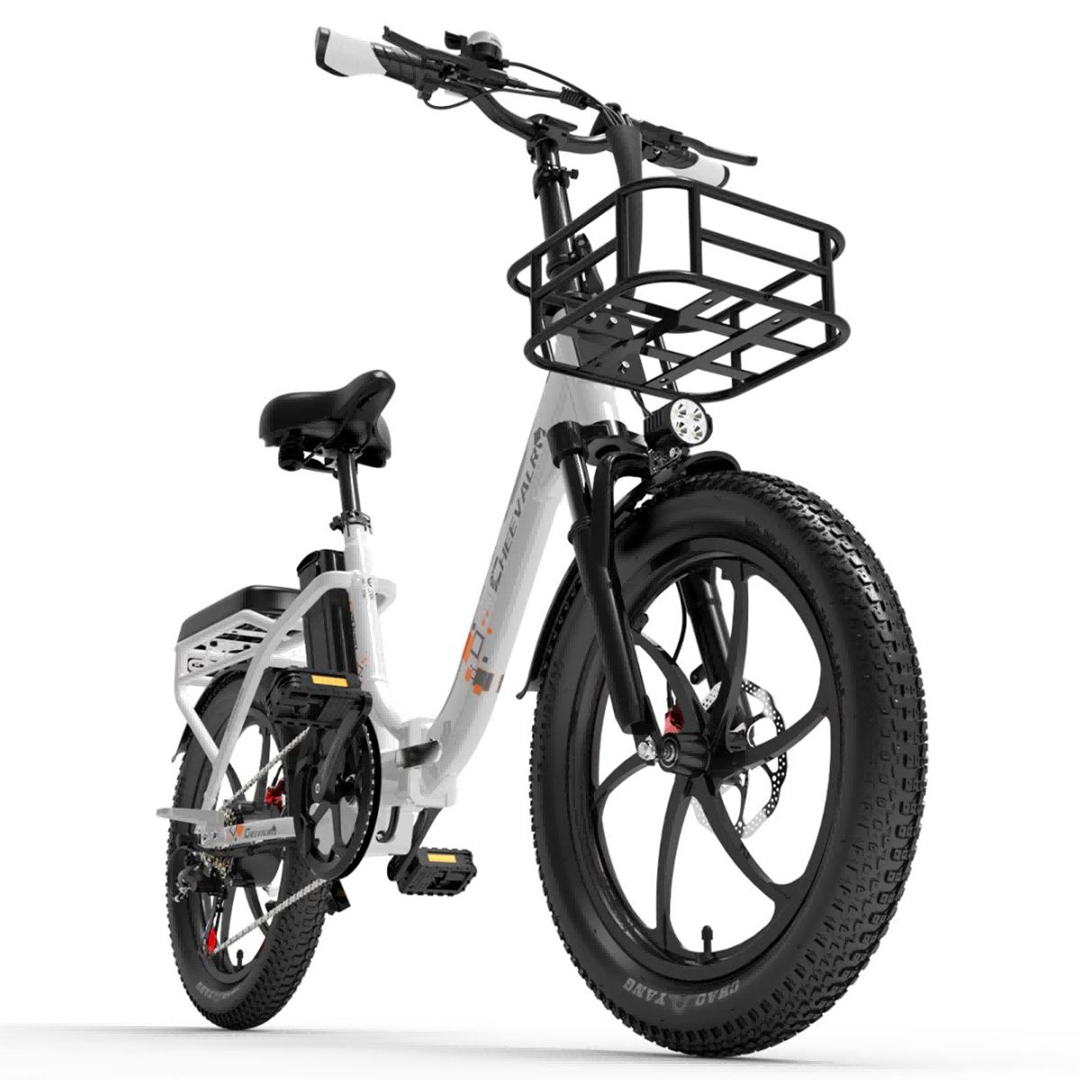 Weißes Elektrofahrrad mit schwarzem Korb, Reifen und Details. Gepäckträger, Sattel und Akku sind sichtbar. "Cheevalry"-Logo.