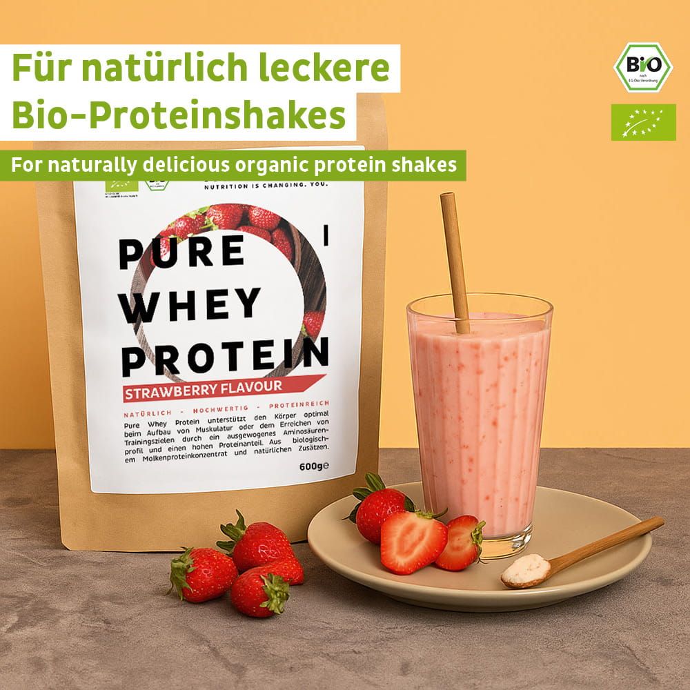FAIRNATURAL Bio Whey Protein Erdbeergeschmack Pulver in brauner Standverpackung, daneben ein Glas Erdbeer-Proteinshake und frische Erdbeeren.