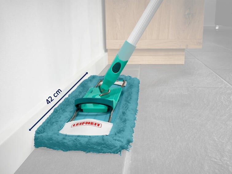 Blauer Wischbezug mit Stiel. Stiel mit grünem Griff. LEIFHEIT-Logo. 42 cm Messlinie. Produkt in Anwendung.