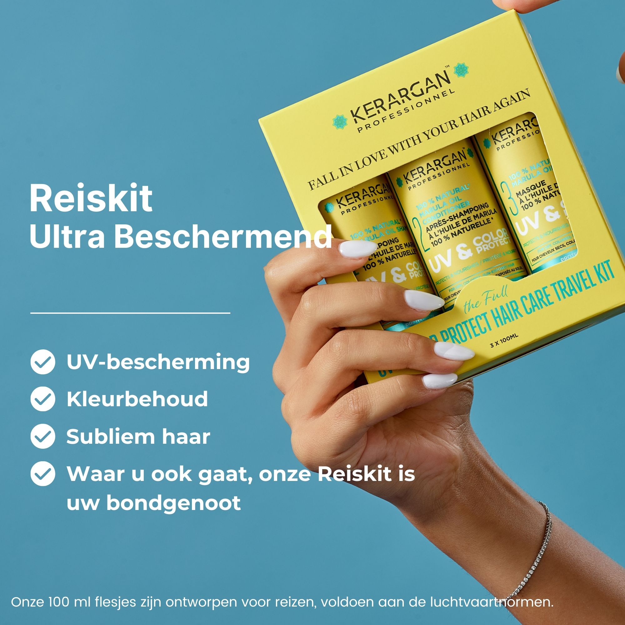 Gele Kerargan-reisset in hand. Bevat drie flessen. Tekst: UV-bescherming, kleurbehoud, sublime haar. Blauwe achtergrond.