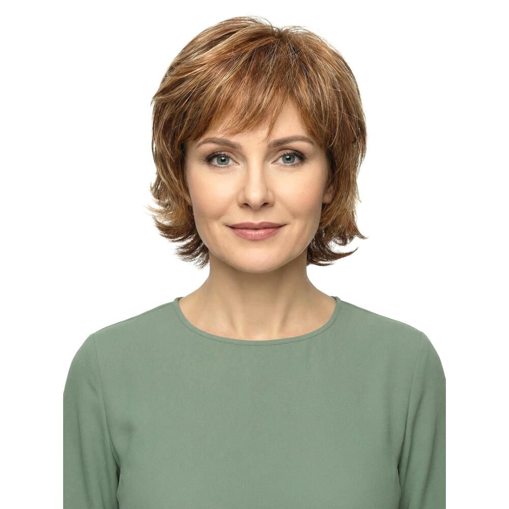Kurzhaarperücke in Braun- und Blondtönen. Frontale Ansicht einer Frau mit grünem Oberteil.