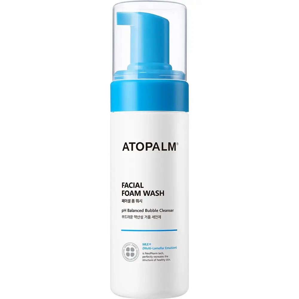 Weiß-blaue Flasche mit Aufschrift ATOPALM, FACIAL FOAM WASH. Mit Pumpkopf und transparentem Deckel.