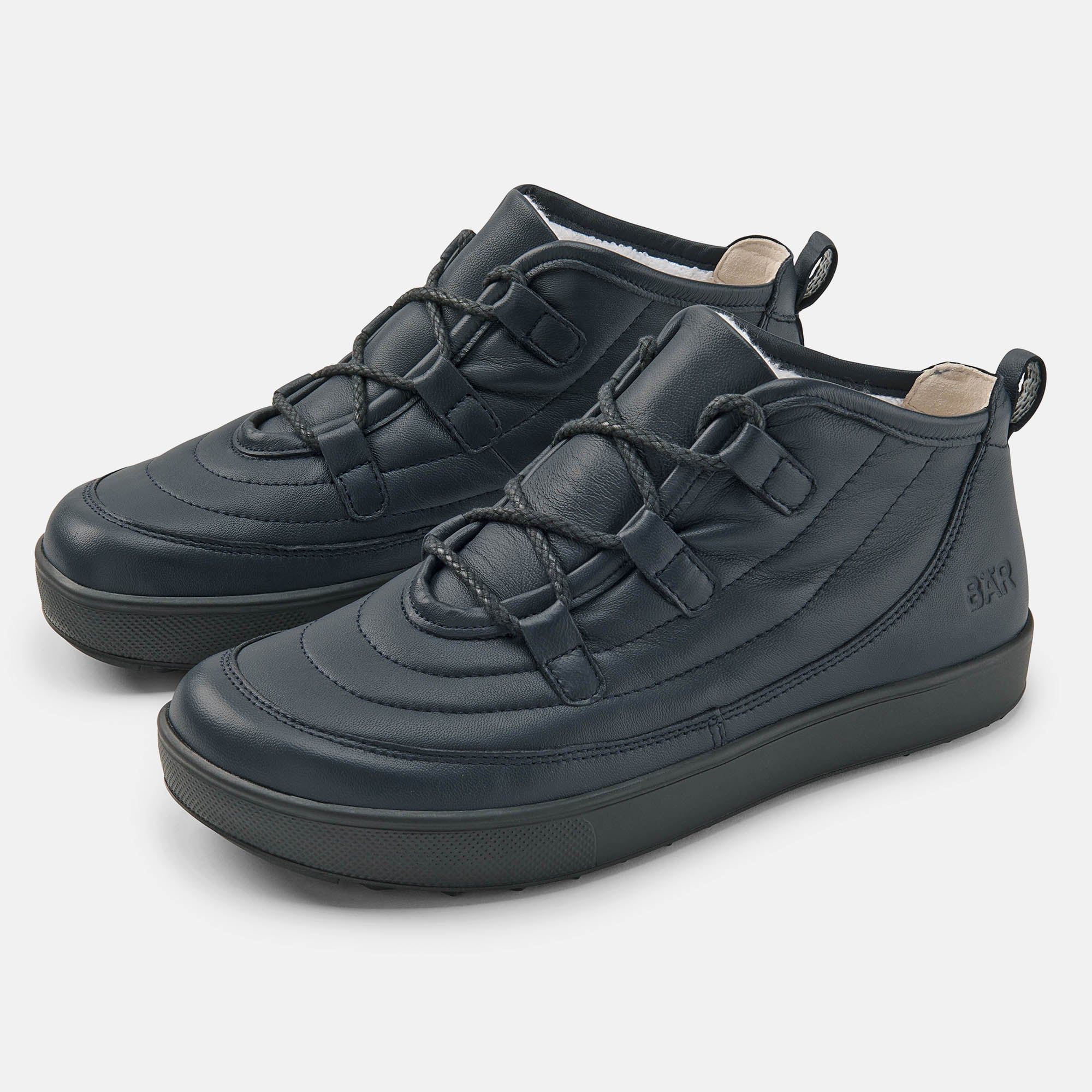 Zwei dunkelblaue BÄR Schuhe Lena Damen Stiefeletten. Schnürung, breite Sohle, Innenfutter. BÄR Logo seitlich.