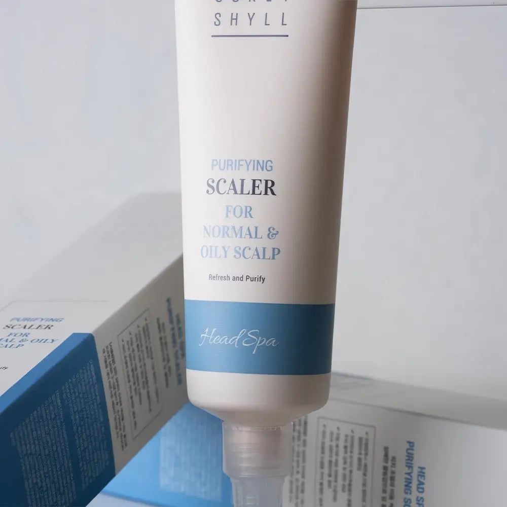 Tube mit Aufschrift: CURLY SHYLL, Purifying Scaler, Head Spa. Produkt und Verpackung.