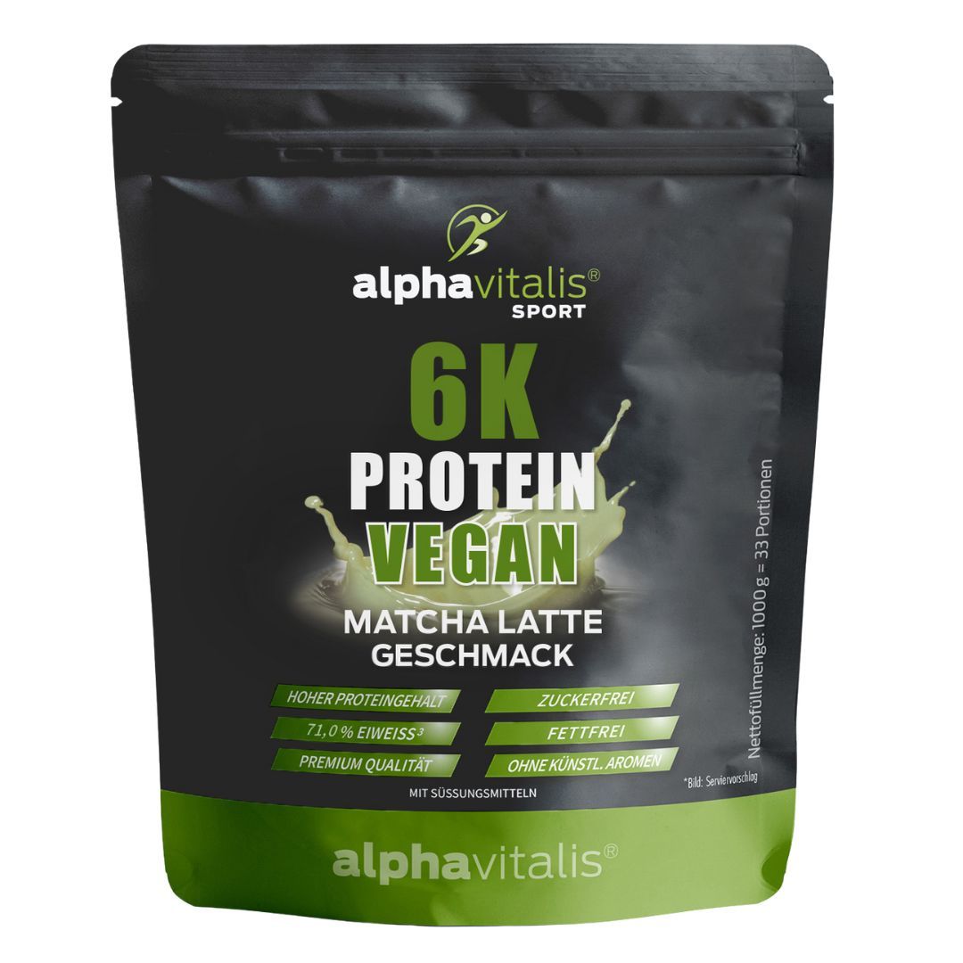 Schwarze Verpackung mit "alphavitalis SPORT 6K PROTEIN VEGAN"-Aufdruck. Matcha Latte Geschmack. Enthält Informationen zu Inhaltsstoffen und Nettogewicht.
