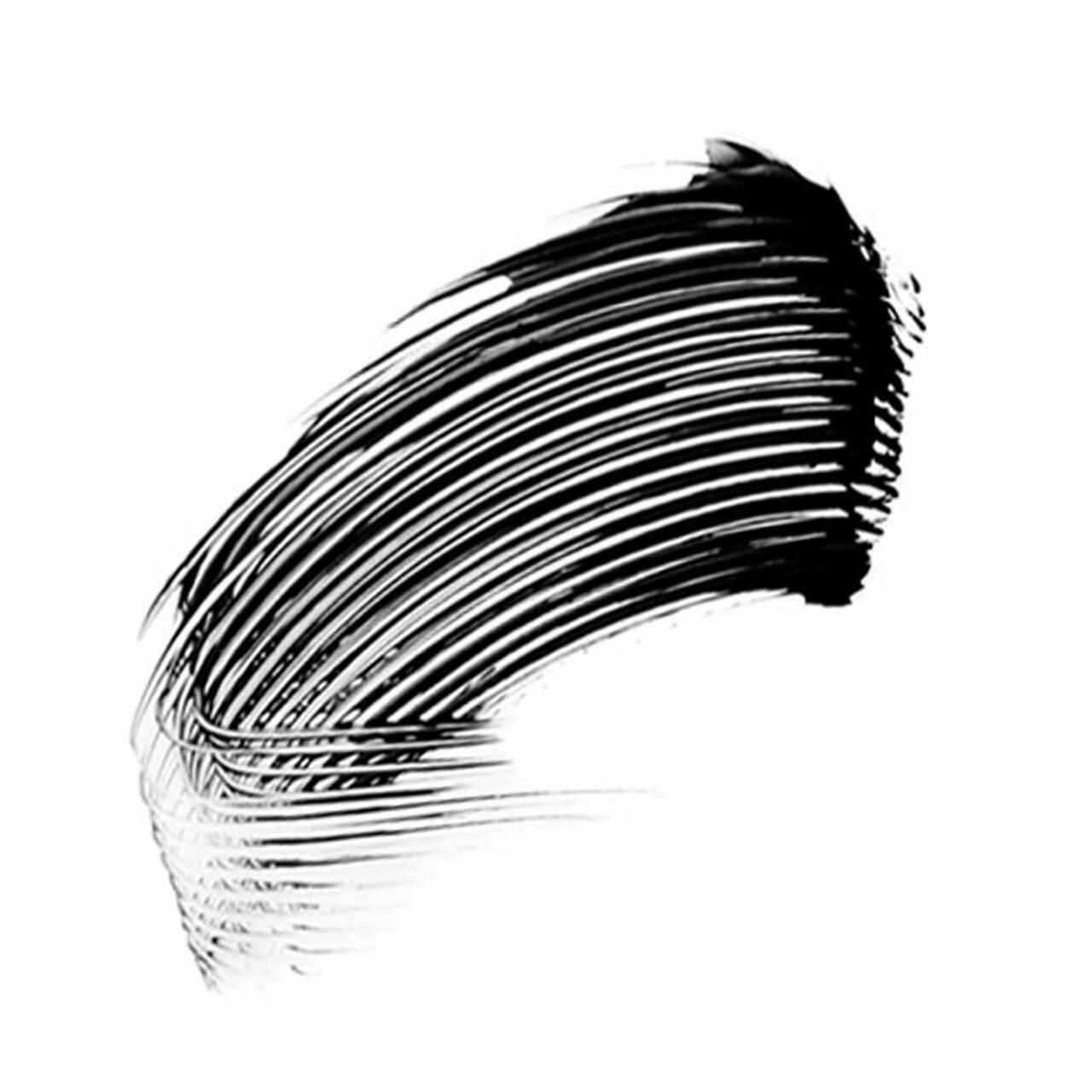 Schwarzer Mascara-Abstrich auf weißem Hintergrund. Textur mit feinen, parallelen Linien. Produktname nicht sichtbar.