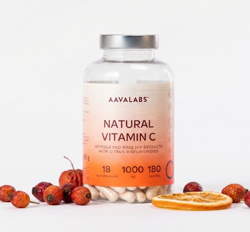 Flasche mit Aavalabs natürlichem Vitamin C 1000 mg, umgeben von Hagebutten und einer Orangenscheibe.
