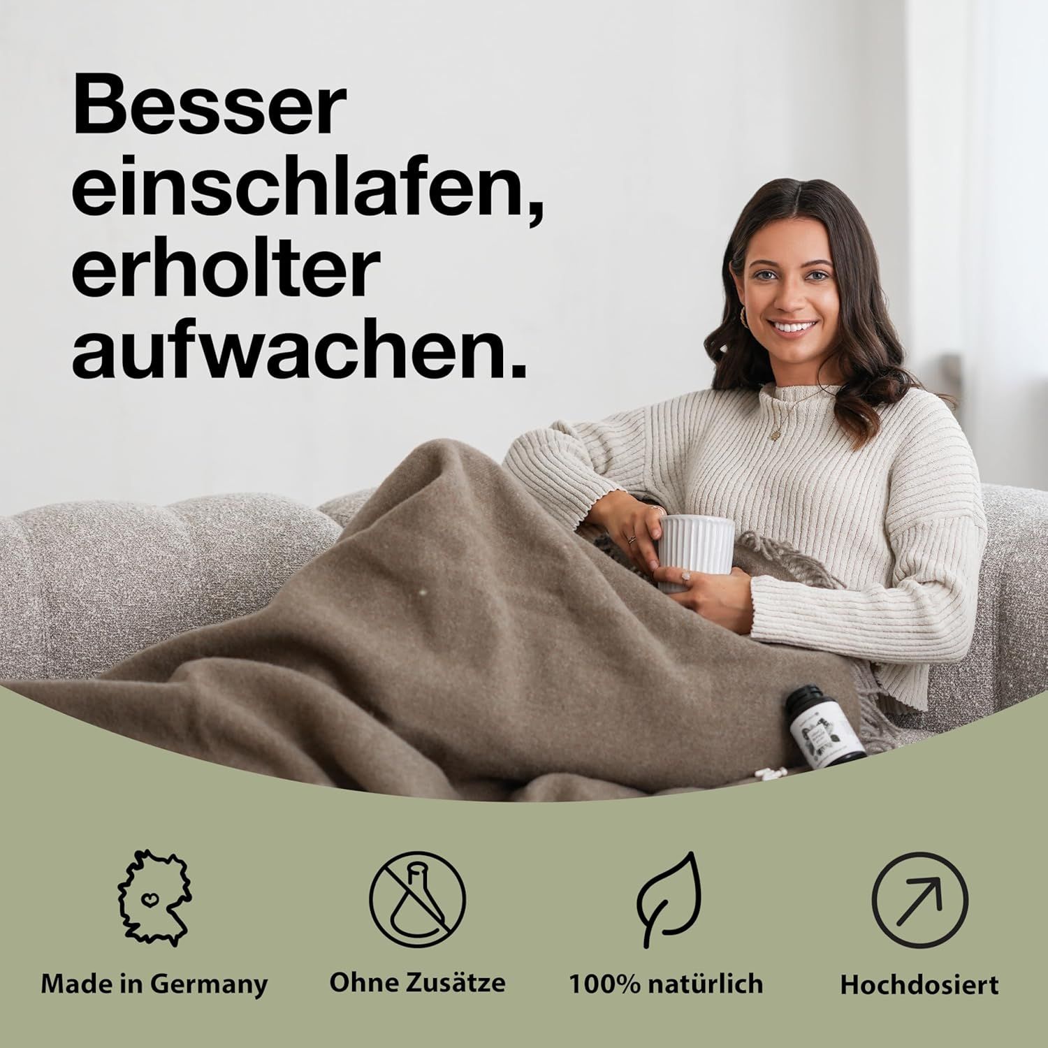 Frau auf Sofa mit Decke und Tasse. Flasche mit Produkt. Symbole: Made in Germany, ohne Zusätze, 100% natürlich, hochdosiert.