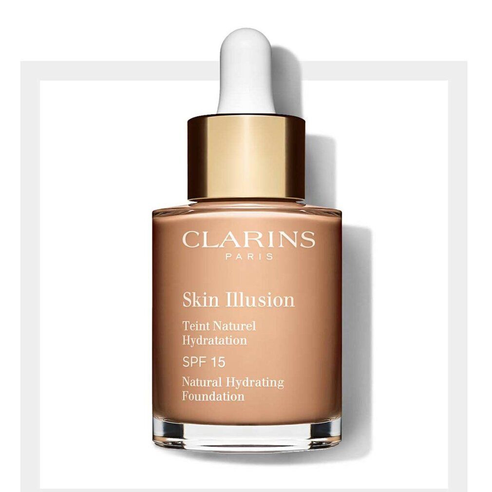 Flakon mit Foundation. Aufschrift: Clarins, Skin Illusion, SPF 15. Farbton: 108 Sand. Mit Pipette und goldfarbenem Verschluss.