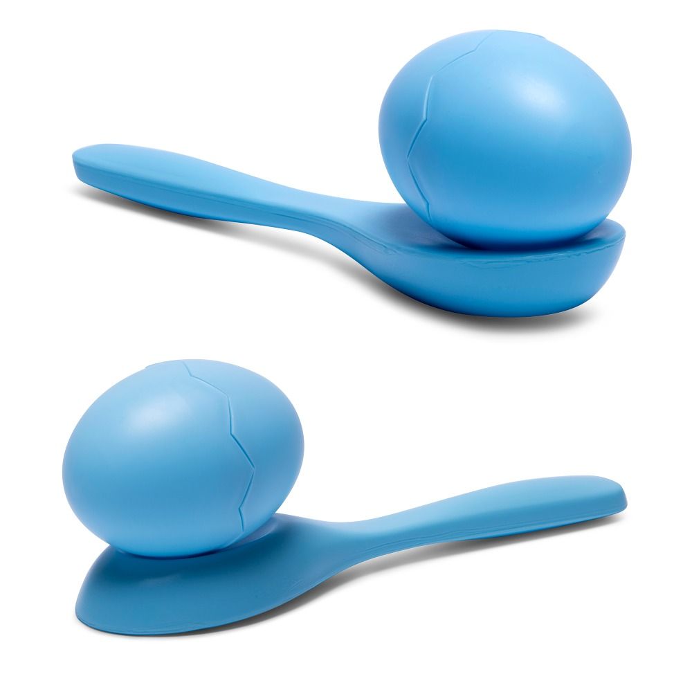 Zwei blaue Ei-Löffel-Spielzeuge. Jedes Ei liegt auf einem Löffel.