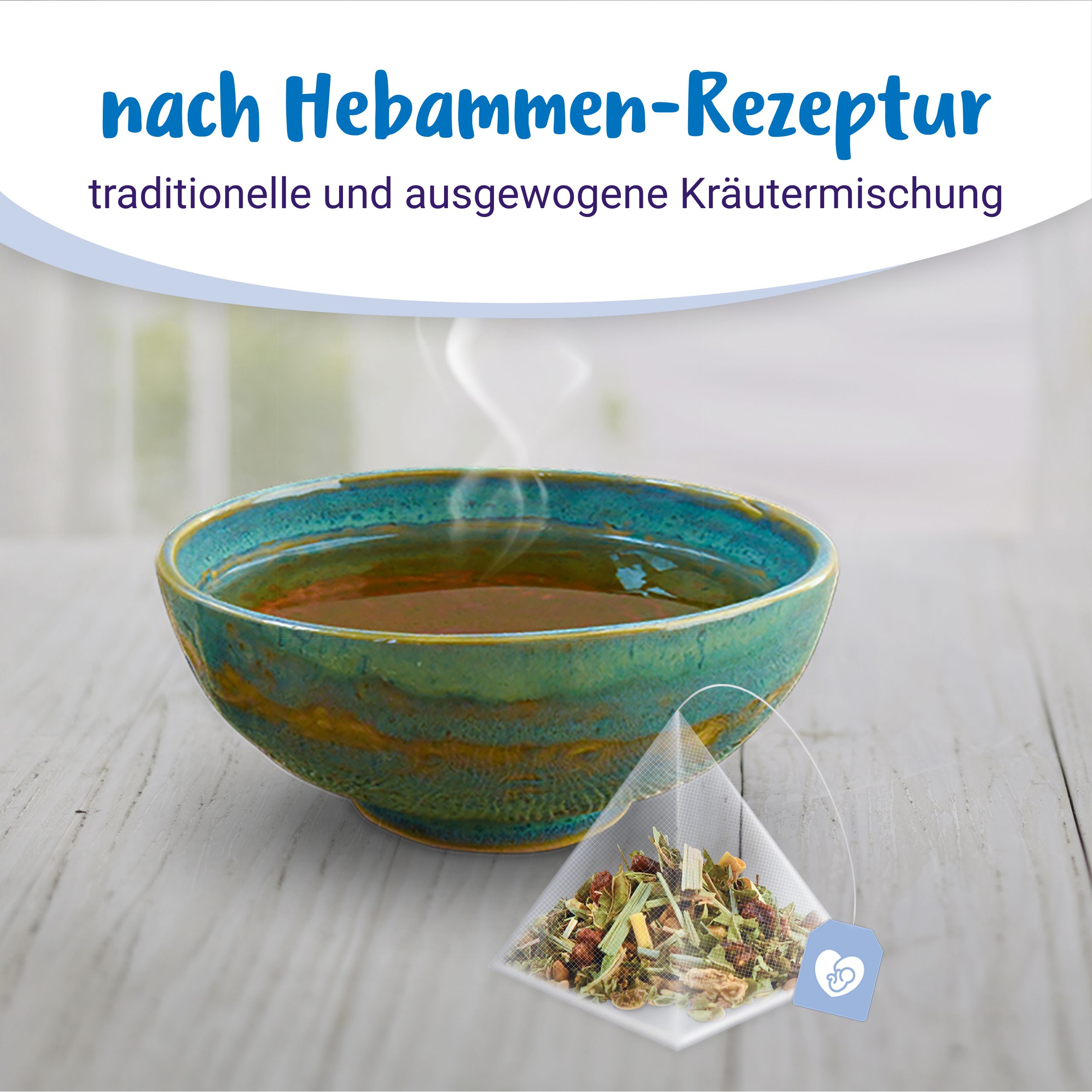 Tasse mit BIO Kräutertee, Dampf steigt auf, daneben ein Kräutertee-Beutel.
