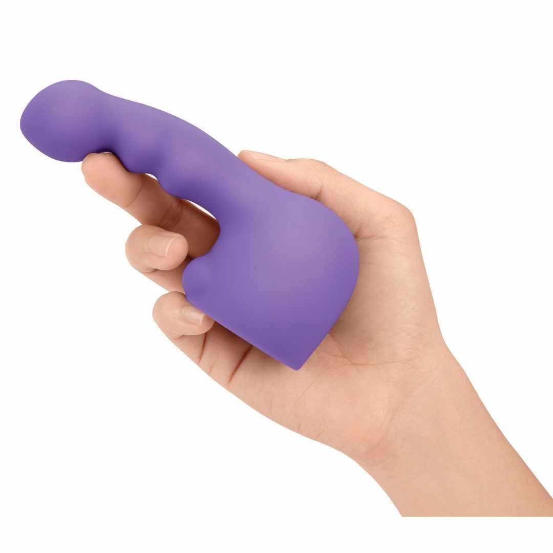 Lila Aufsatz in einer Hand. Ergonomische Form mit Griff und abgerundeter Spitze.