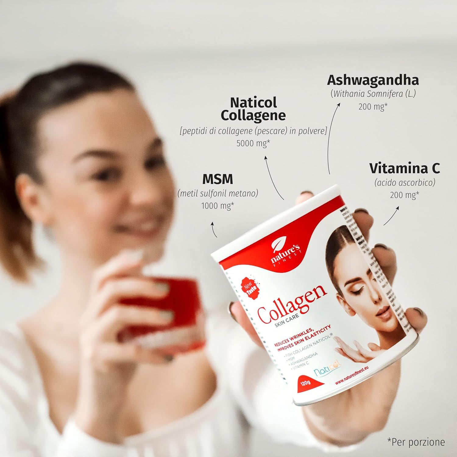 Frau hält Dose Kollagen SkinCare. Text: Naticol Kollagen, MSM, Ashwagandha, Vitamin C. Dose mit rotem Deckel und Logo.