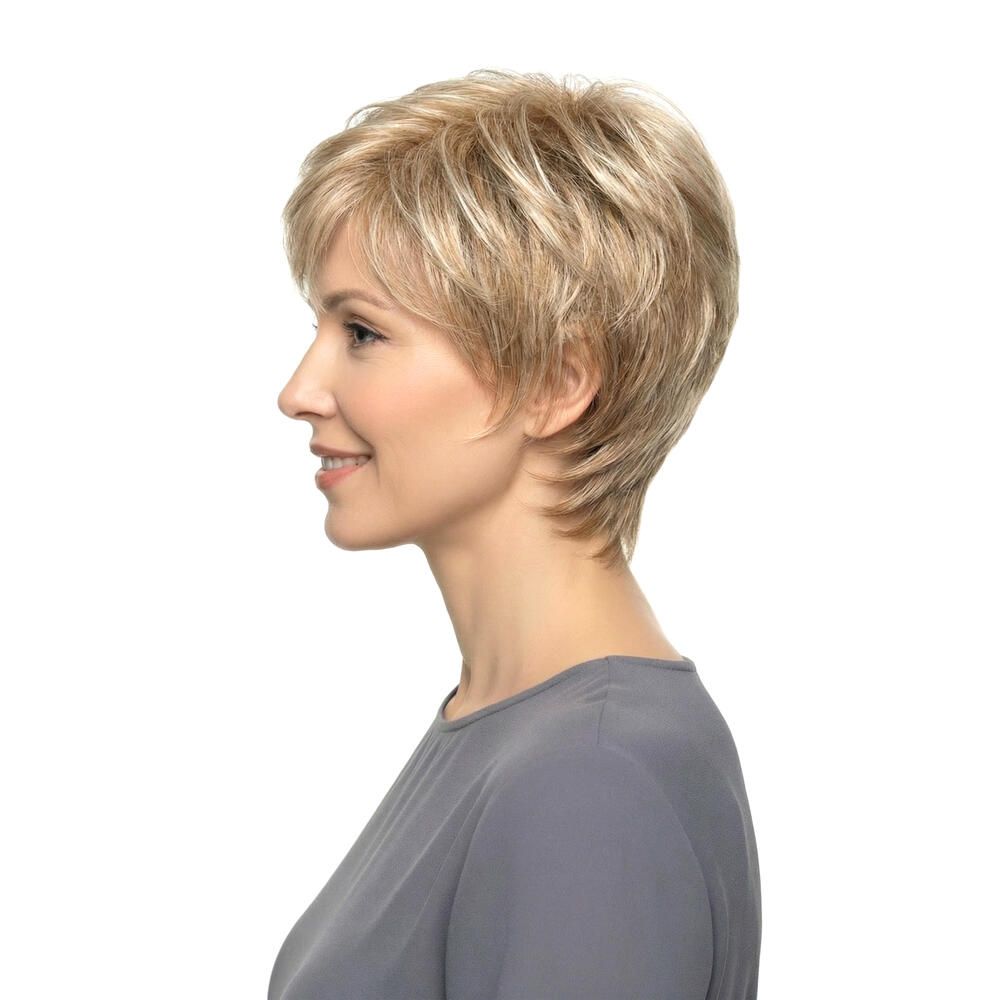 Kurzhaarperücke in Blondtönen. Seitenansicht einer Frau mit Perücke. Graues Oberteil.