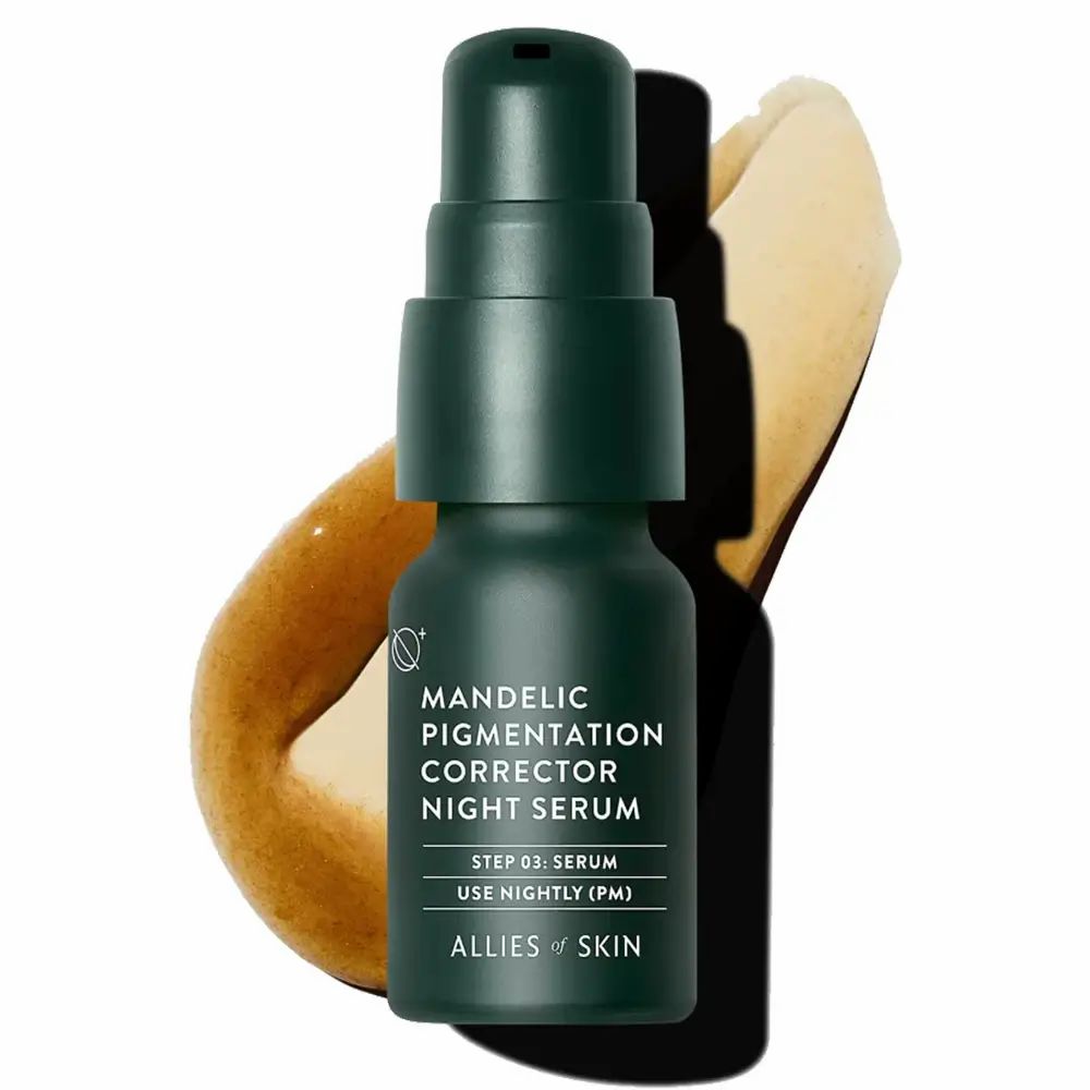 Grüne Flasche mit Pumpe und Serum-Schlieren. Text: Mandelic Pigmentation Corrector Night Serum. Schritt 03, Serum, abends anwenden. Marke: ALLIES OF SKIN.