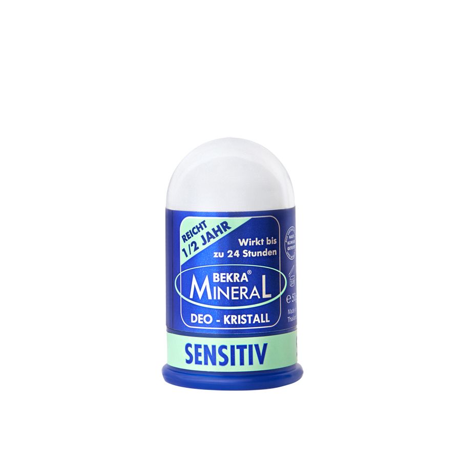 Deo-Kristall-Stick mit weißer Kappe und blau-grüner Beschriftung. Schriftzug: Bekra Mineral, Deo-Kristall, Sensitiv. Hält bis zu 24 Stunden.