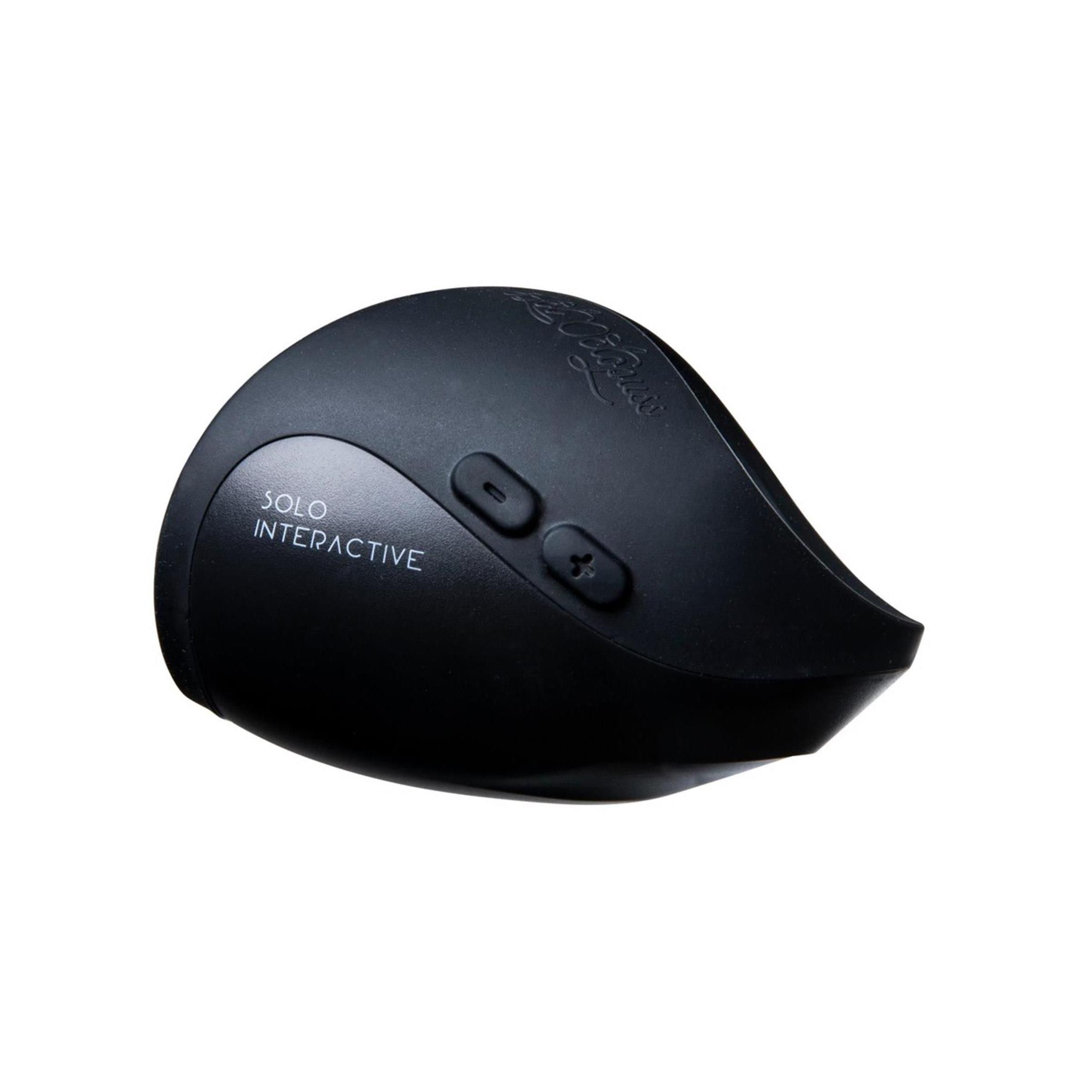 Schwarzes Produkt. Abgerundete Form mit zwei Knöpfen. Aufschrift: SOLO INTERACTIVE. Oberseite mit Öffnung.