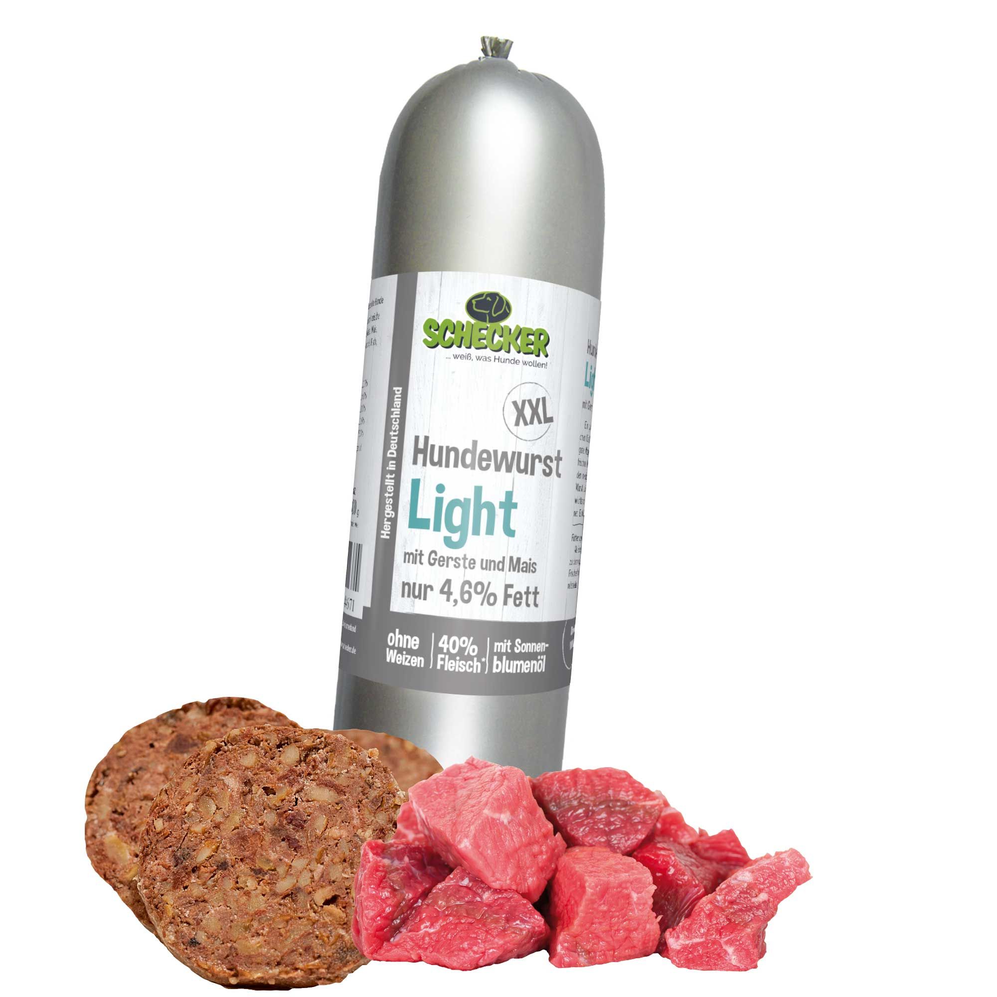 Schecker Hundewurst XXL Light, silberne Wurst, Etikett, daneben Fleischstücke und eine Scheibe Wurst.