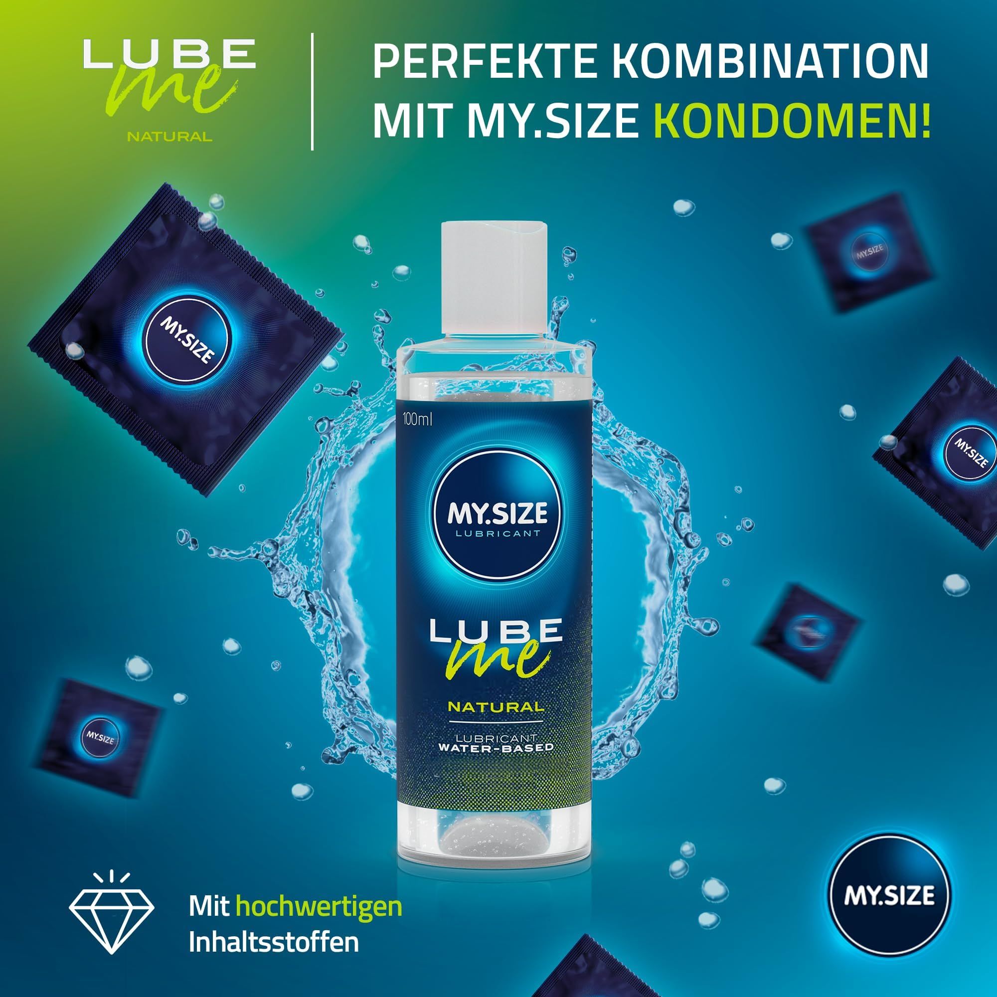 Flasche 'MY.SIZE LUBE ME NATURAL' Gleitmittel, 100ml, umgeben von Kondomen und Wasserspritzern.