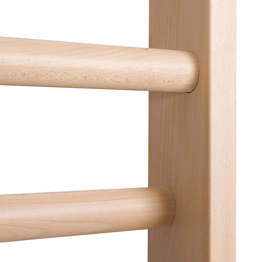 Nahaufnahme der Sprossenwand. Runde Sprossen aus hellem Holz, verbunden mit einem rechteckigen Rahmen.