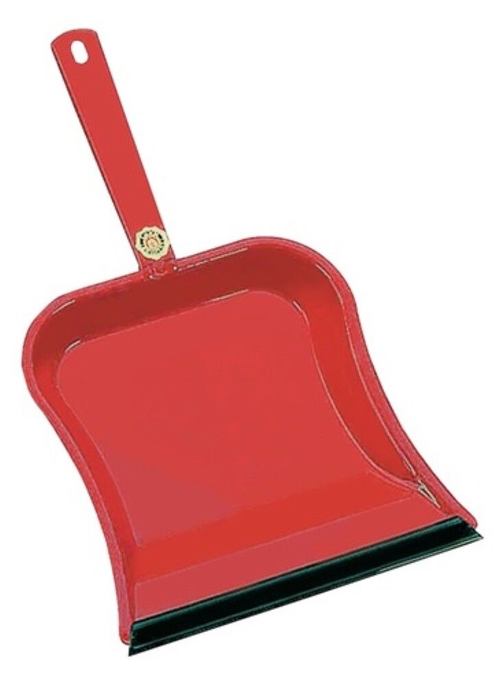 Rote Kehrschaufel mit Griff und Gummilippe. Detailansicht, isoliert auf weißem Hintergrund.