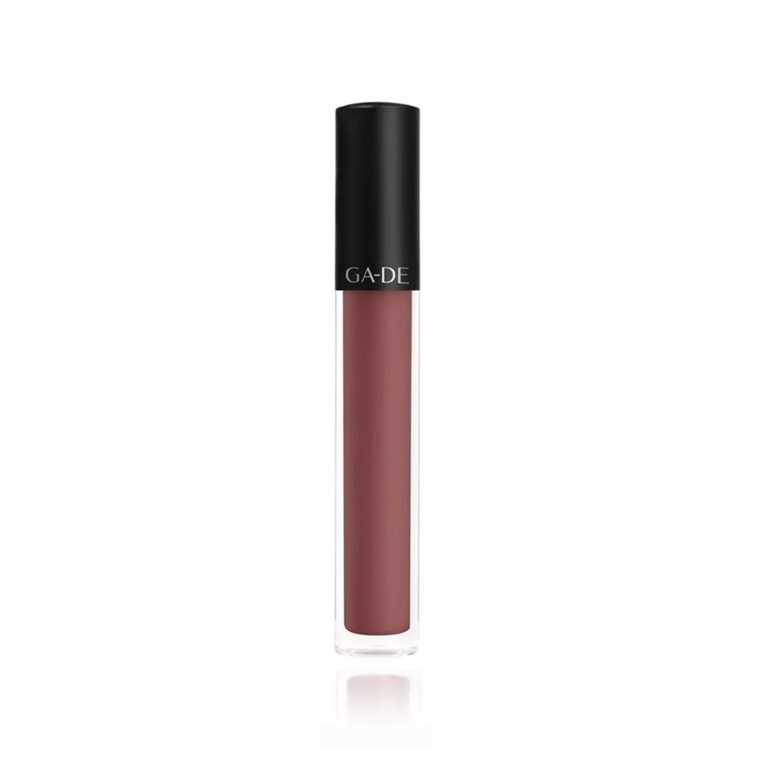 Lippenstift in einer transparenten Hülle mit schwarzem Deckel. Auf dem Deckel steht "GA-DE".