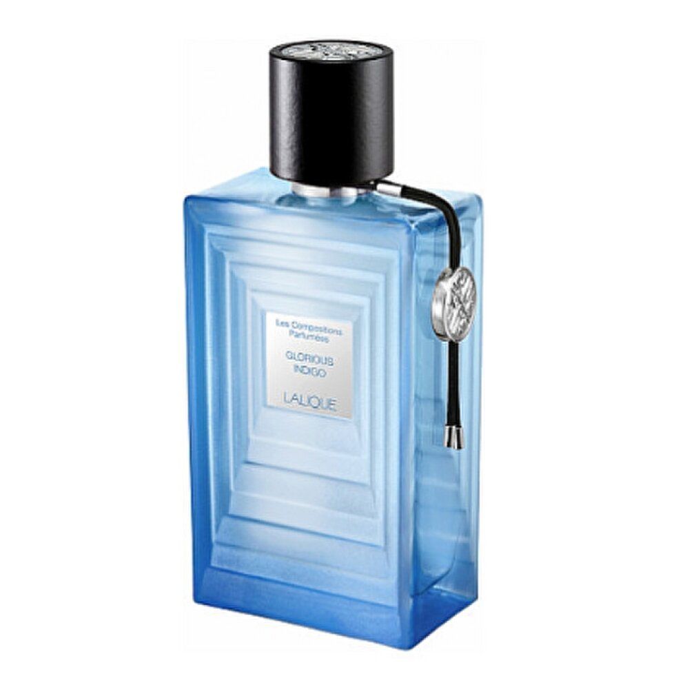 Lalique Glorious Indigo Flakon. Rechteckiger Flakon, bläulich, schwarzer Deckel. Schwarze Kordel mit Anhänger. Text: Lalique, Glorious Indigo.