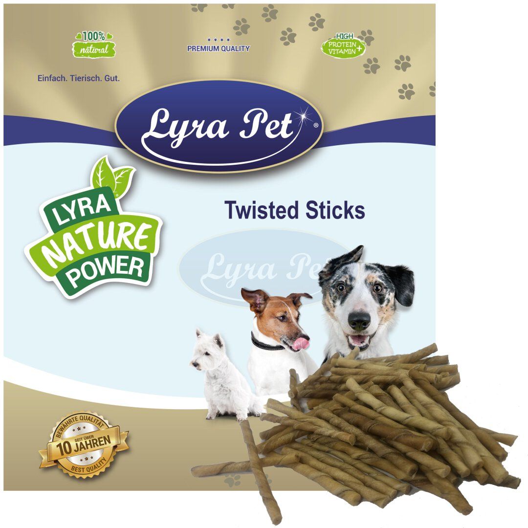 Beutel mit "Lyra Pet Twisted Sticks". Hunde auf der Verpackung. Natur- und Qualitätszeichen. Gezwirbelte Sticks liegen daneben.