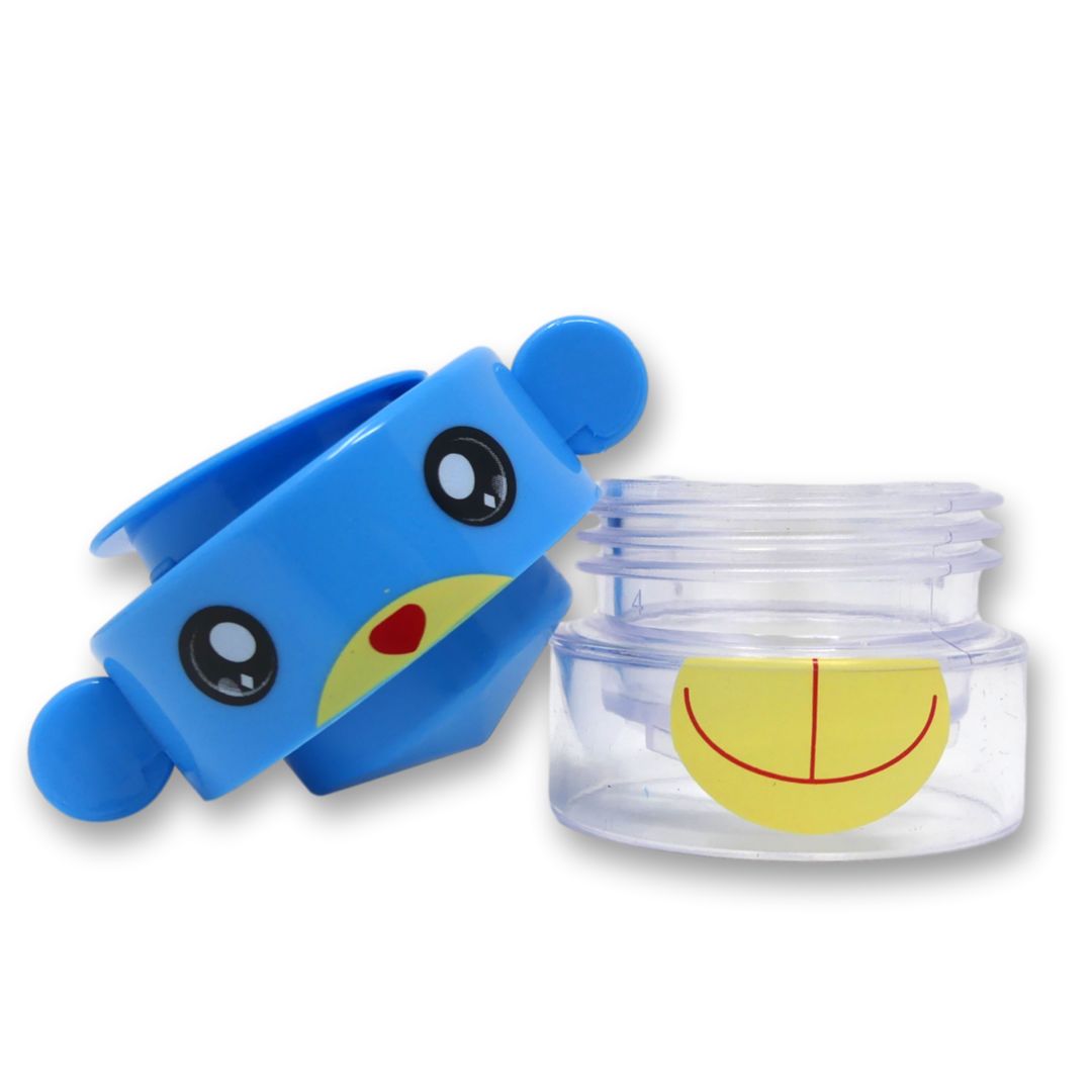 Blauer Tablettenmörser mit Affen-Design, zerlegt. Deckel mit Ohren und Gesicht, Behälter mit gelbem Mund. Logo LisaCare.