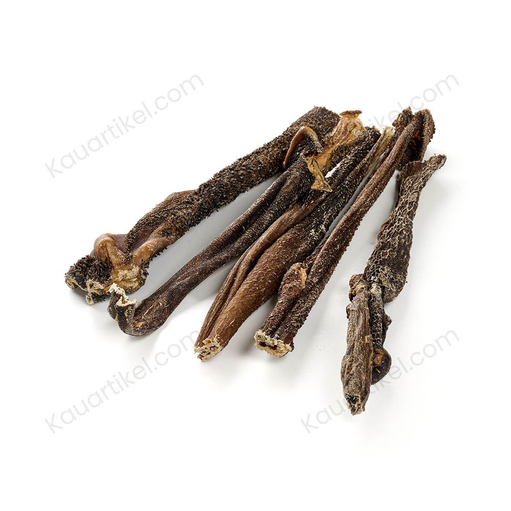 Getrocknete Rinderkopfhaut-Sticks für Hunde.