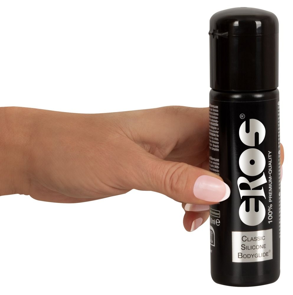 Schwarze Flasche mit schwarzem Deckel, gehalten von einer Hand. Aufschrift "Eros", "Classic Silicone Bodyglide".