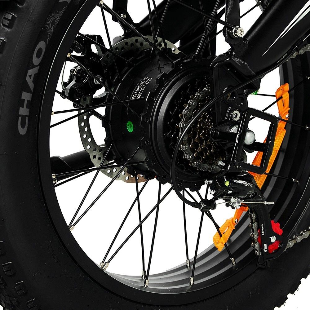 Nahaufnahme des Hinterrads eines Elektrofahrrads. Motor, Gangschaltung und Scheibenbremse sichtbar. Schwarze Reifen.