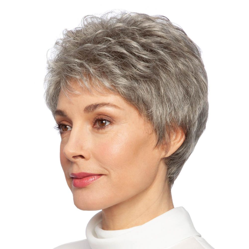Kurzhaarperücke in Graumeliert. Frau im Profil. Helle Haut, weißes Oberteil. Natürlicher Look.