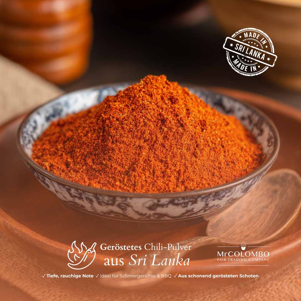 Geröstetes Chili-Pulver in einer Schale. Text: Geröstetes Chili-Pulver aus Sri Lanka. Logo: MrCOLOMBO. Stempel: Made in Sri Lanka. Aufschrift: Tiefe, rauchige Note.