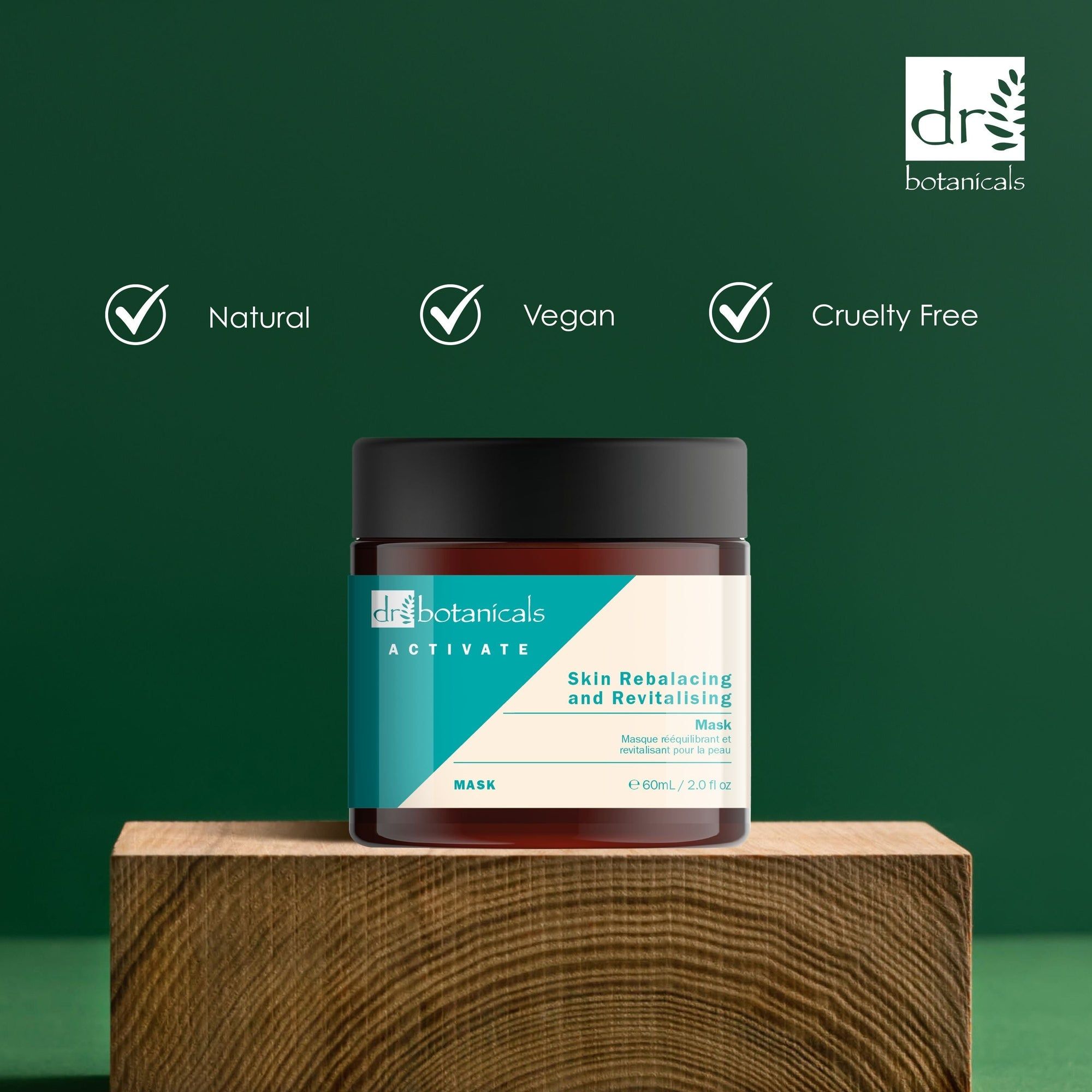 Braune Glasdose mit schwarzem Deckel auf Holzblock. Etikett mit Produktnamen und Marke. Text: Skin Rebalacing and Revitalising Mask. Vegan, natürlich, tierversuchsfrei.