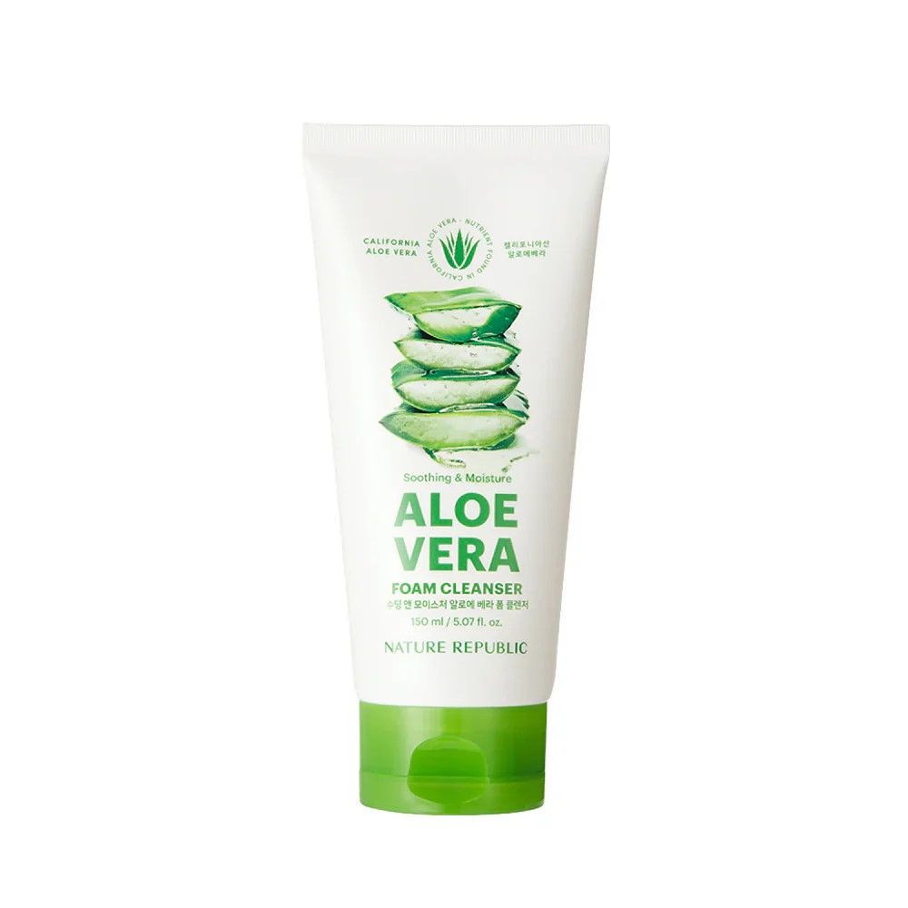 Weiße Tube mit grünem Deckel. Aloe Vera-Illustration und Schriftzug. Produktname: Aloe Vera Foam Cleanser. Marke: NATURE REPUBLIC.