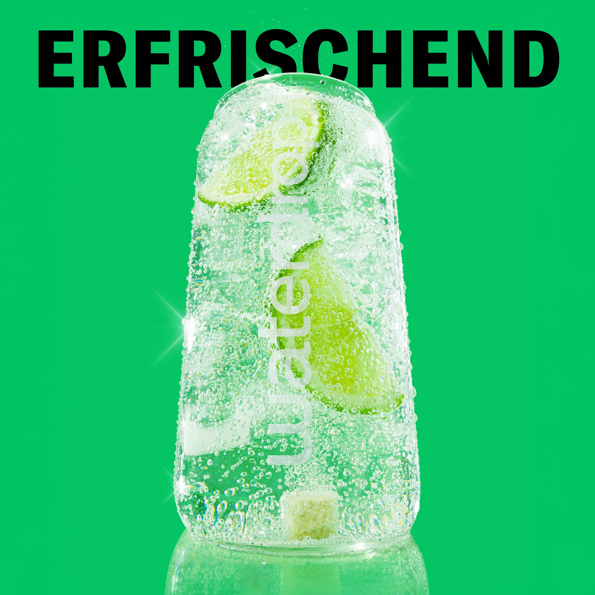 Glas Wasser mit Limettenscheiben und FROSTED LIME Getränkewürfel. Text: ERFRISCHEND.