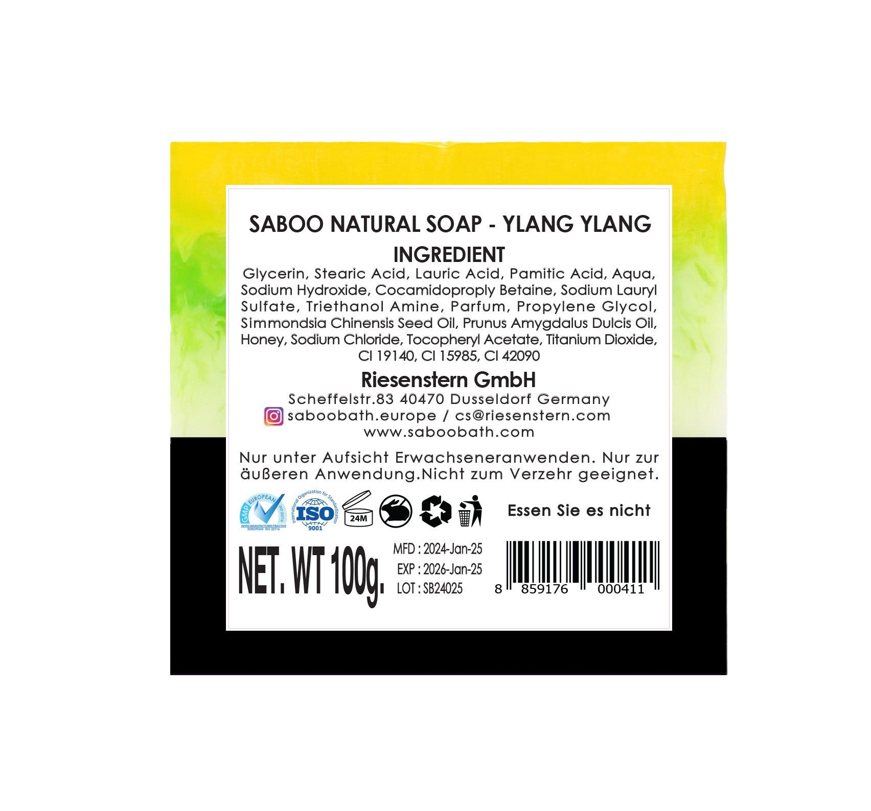 Rückseite der Seife Saboo Naturseife MP Ylang Ylang. Schwarzes Etikett mit Inhaltsstoffen, Herstellerinformationen und Zertifizierungen.