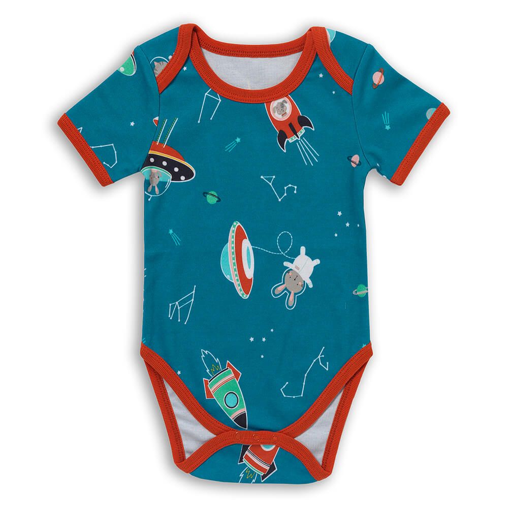 Türkisfarbener Baby-Body mit kurzem Arm. Aufdrucke: Raketen, Ufos und Sterne. Baumwolle.