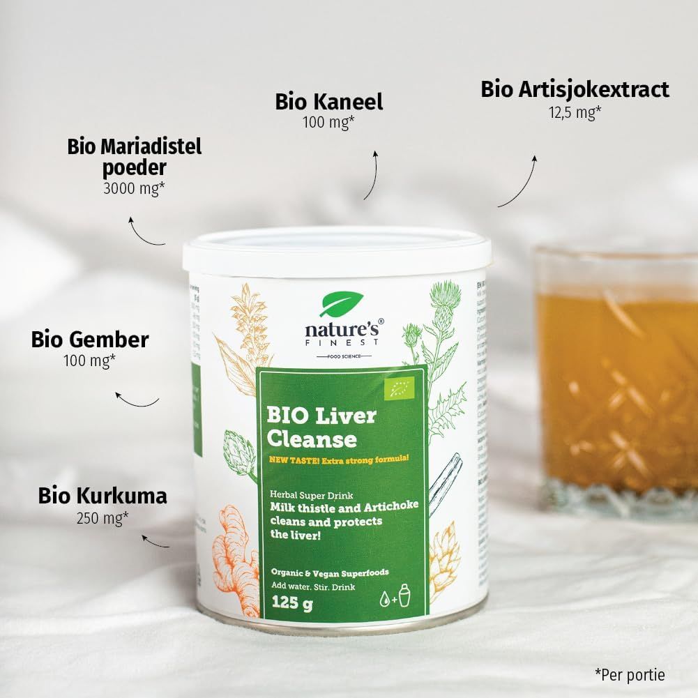 Blik Nature's Finest BIO LIVER CLEANSE. Ingrediënten: mariadistel, gember, kurkuma, kaneel, artisjokextract. Glas ernaast.