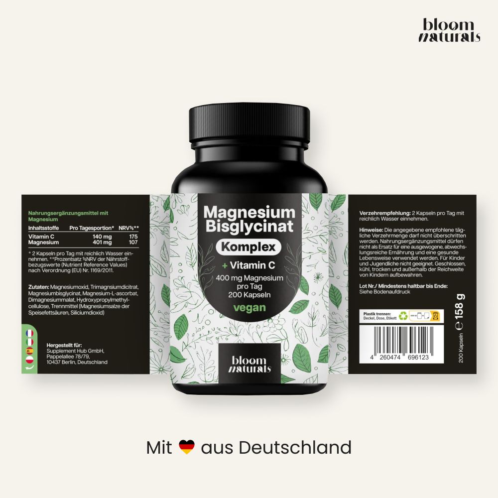 Drei Seiten einer Dose Magnesium Bisglycinat Komplex von Bloom Naturals. Hergestellt in Deutschland.